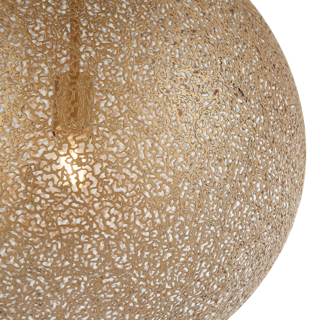 Detail van de Rolo hanglamp in glanzend goud. Deze moderne lamp voegt een luxe uitstraling toe aan elke ruimte.
