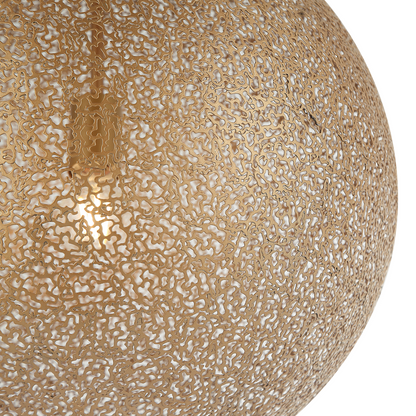 Detail van de Rolo hanglamp in glanzend goud. Deze moderne lamp voegt een luxe uitstraling toe aan elke ruimte.
