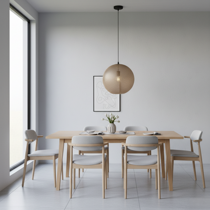 Glanzende gouden hanglamp Rolo met een modern ontwerp. Laat je ruimte stralen met een luxe en stijlvolle uitstraling.