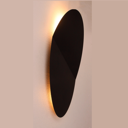 De zwarte Piatto wandlamp laat een strakke en moderne uitstraling zien. Perfect voor een eigentijdse inrichting.