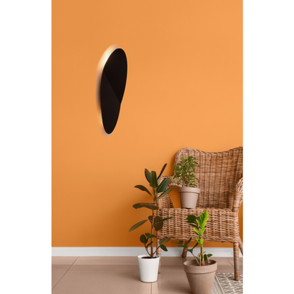 Deze zwarte wandlamp Piatto biedt een moderne uitstraling en subtiele verlichting.