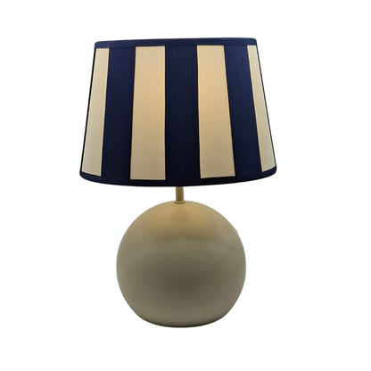 Een moderne lampenvoet in wit en zand tinten. Perfect voor een sfeervol accent in jouw interieur.