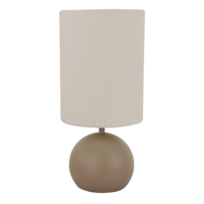 De taupe Porto tafellamp voegt een warme, gezellige sfeer toe aan jouw interieur. Perfect voor op tafel of nachtkastje.