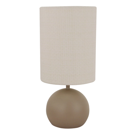 De taupe Porto tafellamp voegt een warme, gezellige sfeer toe aan jouw interieur. Perfect voor op tafel of nachtkastje.