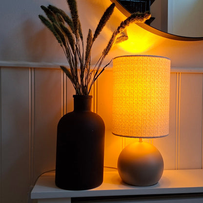 De taupe Porto tafellamp brengt warmte in je interieur. Perfect voor een gezellige leeshoek of sfeervolle avonden.