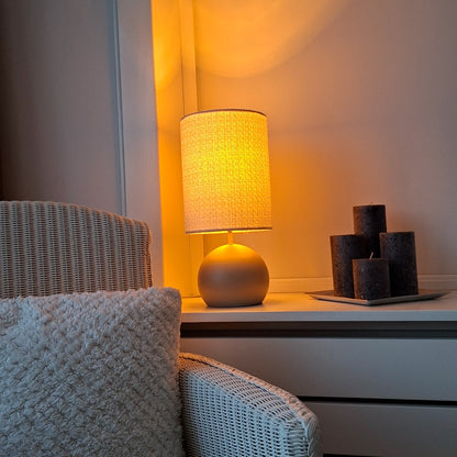 De taupe Porto tafellamp geeft een warme uitstraling aan je interieur. Perfect voor sfeervolle avonden aan tafel.