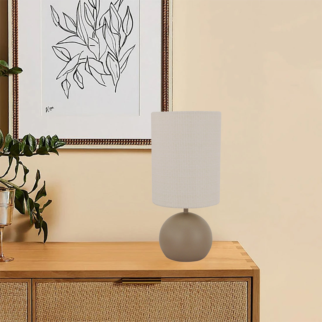 De taupe Porto tafellamp valt op door zijn unieke design. Een stijlvolle toevoeging voor elke gezellige hoek in huis.