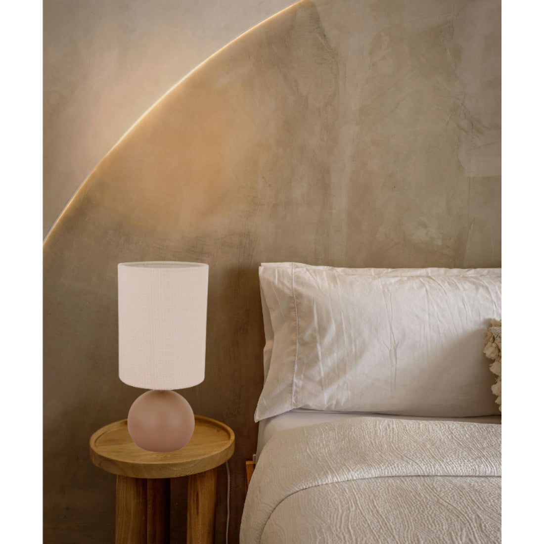 Detail van de taupe Porto tafellamp met een modern ontwerp. Ideaal voor een sfeervolle touch op je bureau of nachtkastje.