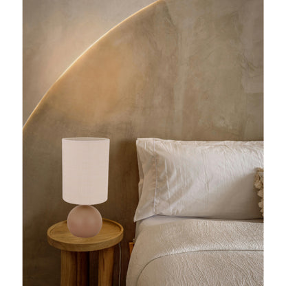 Detail van de taupe Porto tafellamp met een modern ontwerp. Ideaal voor een sfeervolle touch op je bureau of nachtkastje.
