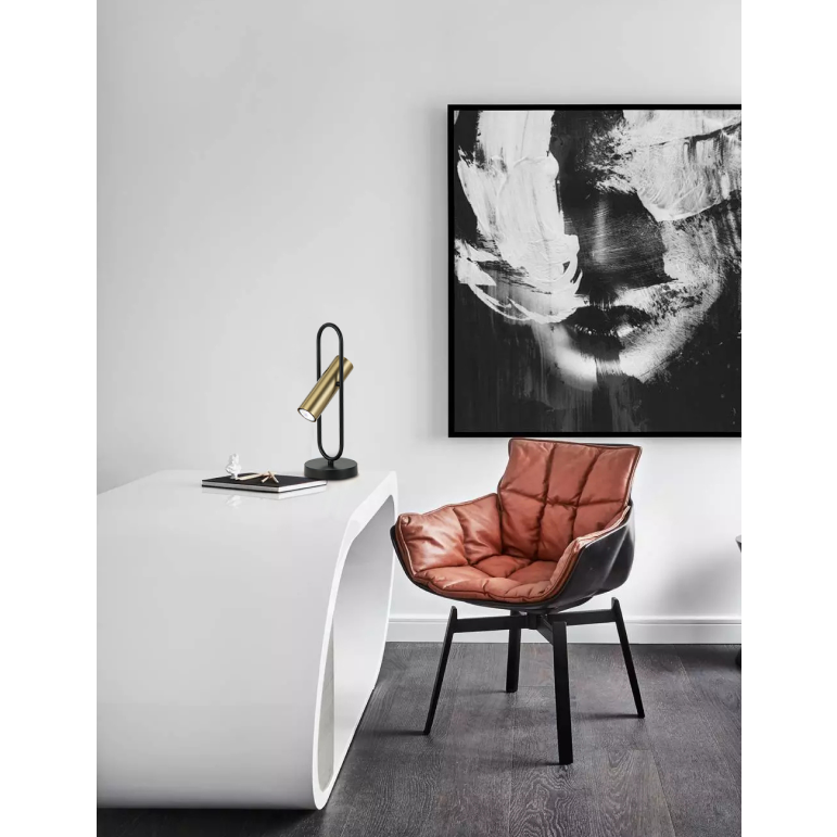 De gouden Reggio tafellamp creëert een warme, moderne ambiance op je tafel of bureau. Perfect voor een stijlvol interieur.