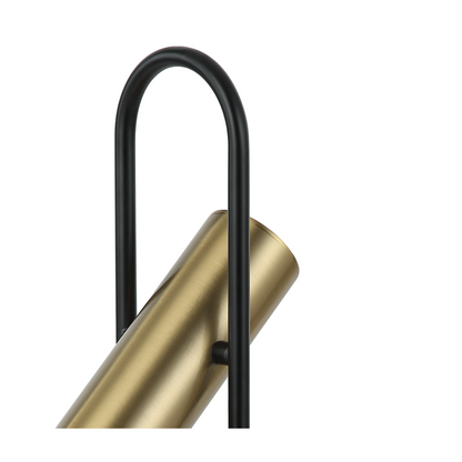 De gouden tafellamp Reggio straalt moderniteit uit met zijn verfijnde ontwerp. Perfect voor een stijlvolle accentverlichting.