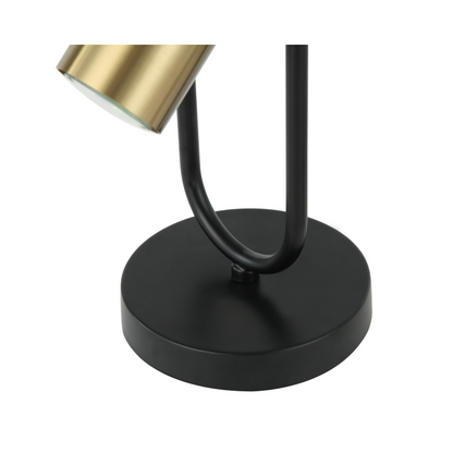 Deze gouden tafellamp uit de Reggio-serie voegt een moderne touch toe aan elke inrichting. Perfect voor sfeervolle avonden.
