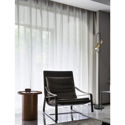 De gouden Reggio vloerlamp straalt klassieke elegantie uit in je interieur. Perfect voor een sfeervolle ambiance.
