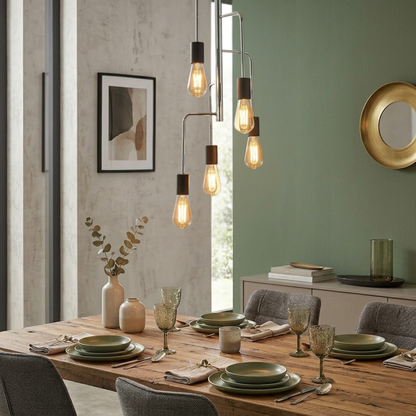 Een zwarte hanglamp in retrostijl, perfect voor een moderne inrichting. Creëert een warme, uitnodigende sfeer boven je tafel.
