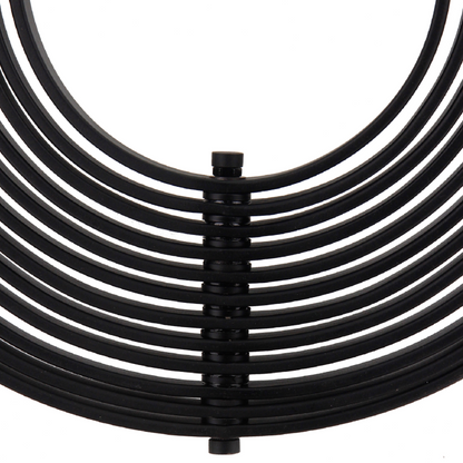 Deze zwarte hanglamp uit de Ring-serie heeft een strakke, industriële uitstraling. Een echte blikvanger boven de eettafel.
