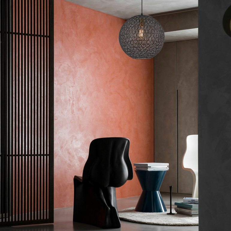 De zwarte Rolo hanglamp straalt een moderne elegantie uit. Perfect voor een sfeervolle dining ervaring onder het licht.
