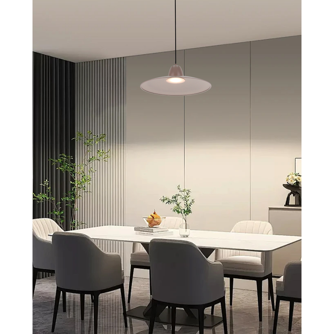 De taupe Mantua hanglamp straalt een industriële charme uit. Perfect voor een warme, uitnodigende sfeer in uw interieur.