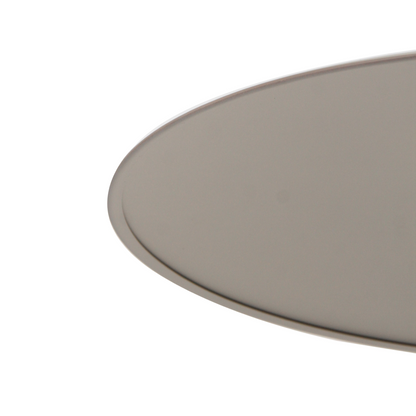 Detail van de Mantua hanglamp in zandkleur, een industrieel statement voor boven de eettafel. Perfect voor sfeervolle avonden.