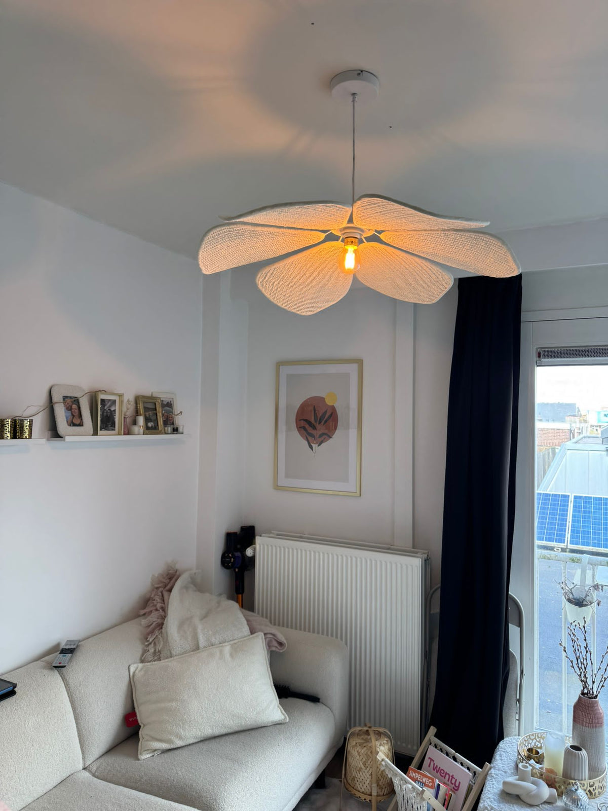 De Corvo hanglamp in wit straalt bohemian charme uit. Perfect voor een dromerige sfeer in jouw woonruimte.