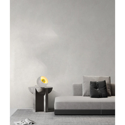 Een grijze tafellamp uit de Occhio-serie geeft een warme, elegante sfeer. Perfect voor sfeervolle avonden thuis.