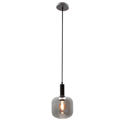 Deze zwarte hanglamp uit de Specchio serie geeft een moderne uitstraling aan je interieur. Perfect voor boven de eettafel.