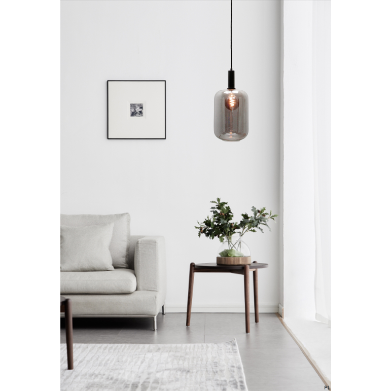 Met een eigentijdse zwarte hanglamp brengt deze Specchio sfeer in je interieur.