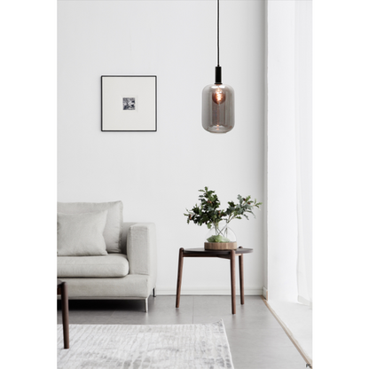 Met een eigentijdse zwarte hanglamp brengt deze Specchio sfeer in je interieur.