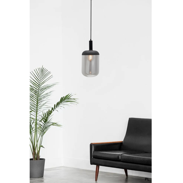 Deze zwarte hanglamp uit de Specchio opaco-serie voegt een moderne touch toe aan je interieur. Perfect boven de eettafel.