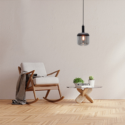 Deze zwarte hanglamp geeft een moderne touch aan je interieur. Perfect voor sfeervolle verlichting boven de eettafel.