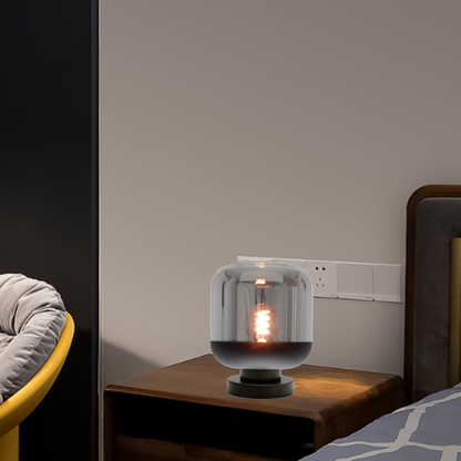 Deze zwarte tafellamp brengt een verfijnde sfeer in jouw interieur. Perfect voor een stijlvolle leestafel of bureau.