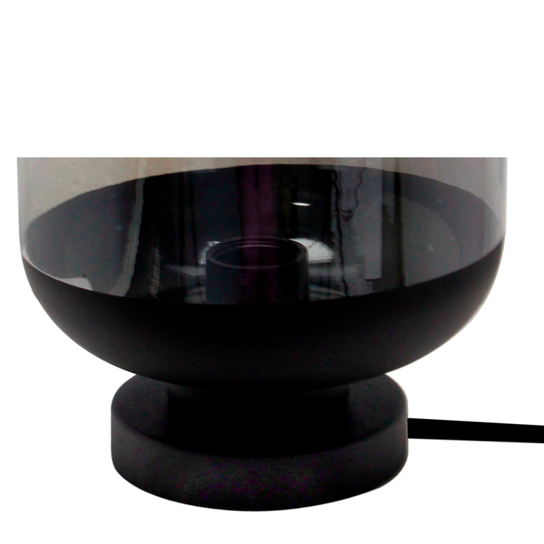 De zwarte tafellamp Specchio opaco heeft een unieke, moderne uitstraling. Perfect voor een sfeervolle ambiance in huis.