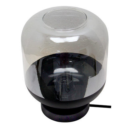De zwarte tafellamp Specchio opaco straalt elegantie uit. Perfect voor een sfeervolle touch op elke tafel of bureau.