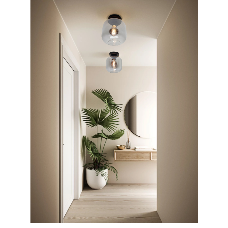Deze zwarte plafondlamp uit de Specchio-serie voegt een moderne touch toe aan je interieur. Ideaal voor sfeervolle ruimtes.
