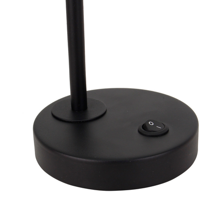 Detailfoto van de industriële zwarte tafellamp Spero. Deze lamp voegt een stoere charme toe aan elk interieur.