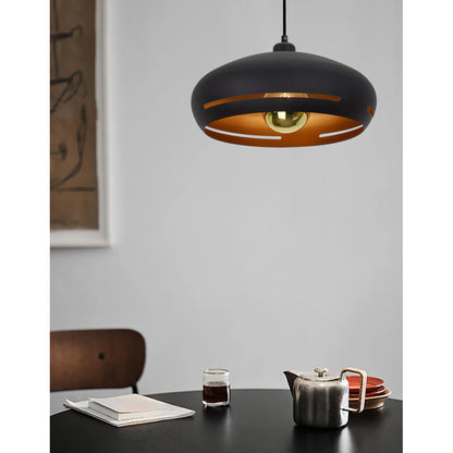 De gouden Striscia hanglamp brengt luxe in elke ruimte. Deze sfeervolle lamp voegt een unieke touch toe aan je interieur.