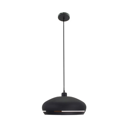 Detailfoto van de gouden Striscia hanglamp met zwart accent. Een luxe toevoeging die elke ruimte een warme sfeer geeft.