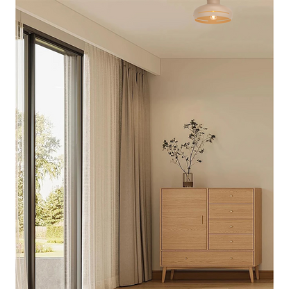 De zandkleurige Striscia plafondlamp voegt warmte toe aan elke ruimte. Perfect voor een gezellige sfeer in huis.