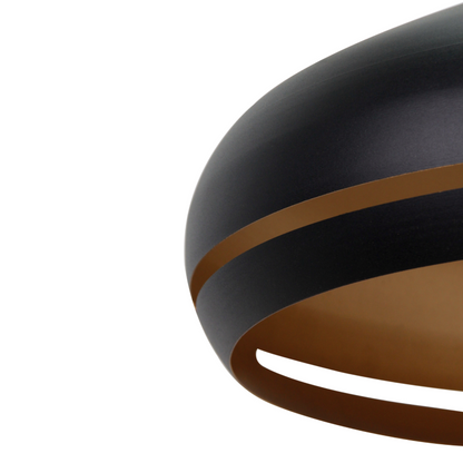 Deze detailfoto toont de luxe afwerking van de zwarte Striscia plafondlamp. Een moderne toevoeging aan elk interieur.