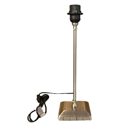 Deze nikkel lampenvoet van 38 cm voegt een klassieke touch toe aan je interieur. Perfect voor elke stijlvolle lampenkap.