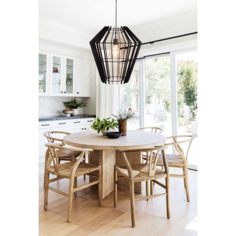 De zwarte Tavola hanglamp brengt een moderne flair in je interieur. Perfect voor boven de eettafel of een gezellige hoek.
