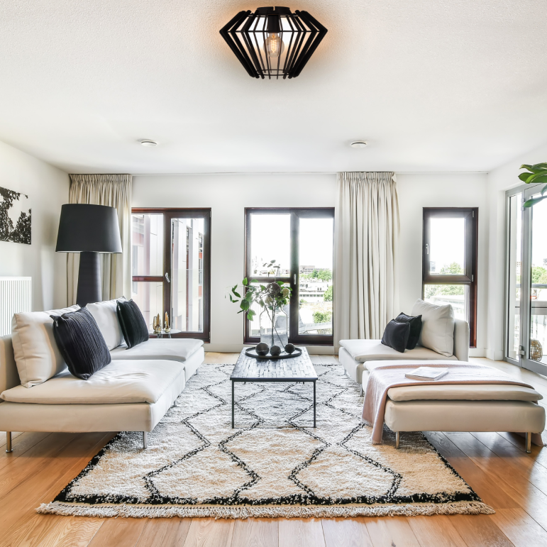 De zwarte Tavola plafondlamp straalt moderne elegantie uit. Perfect voor een sfeervolle toevoeging aan je interieur.