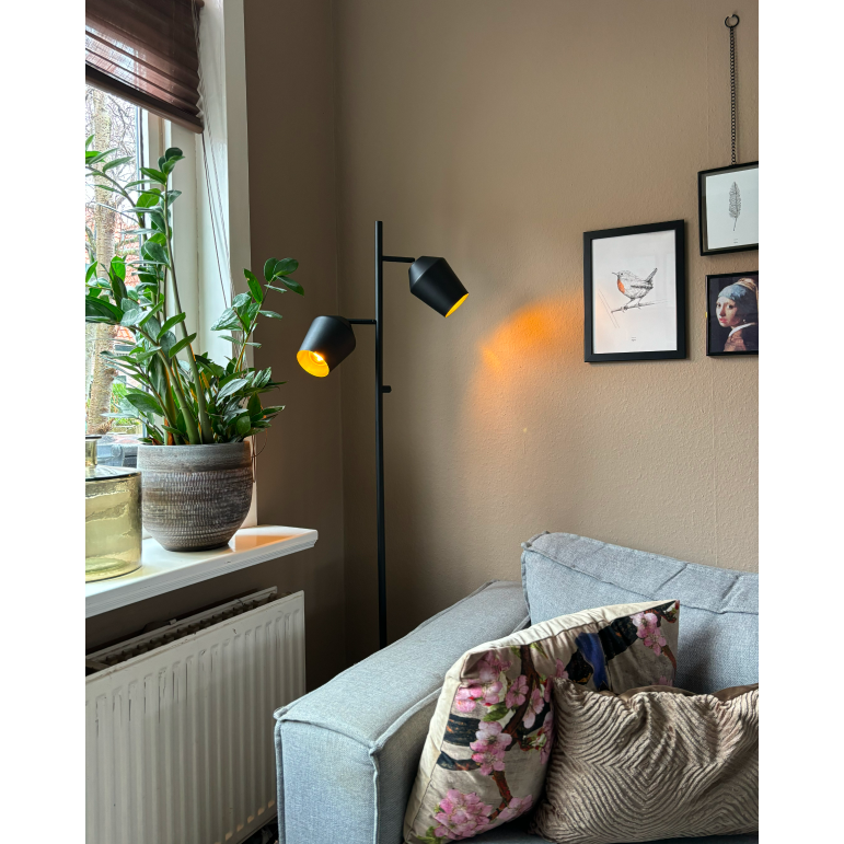 The Tavola floor lamp in sleek black adds a modern touch to any corner. Perfect for creating ambient lighting in style.