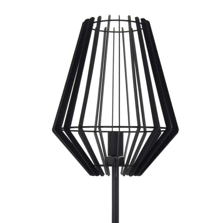 Deze zwarte Tavola vloerlamp voegt een moderne touch toe aan je interieur. Perfect voor een sfeervolle leeshoek.
