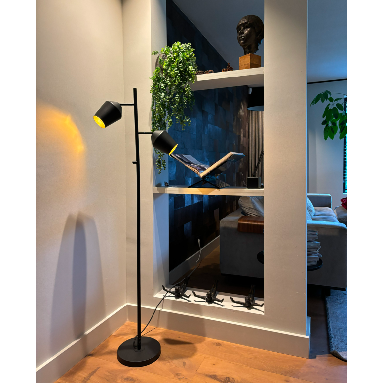 Deze zwarte Tavola vloerlamp heeft een elegant ontwerp en voegt een moderne touch toe aan je interieur.