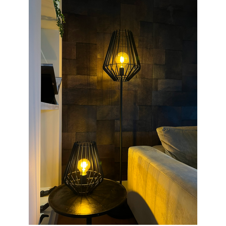 Detail van de zwarte Tavola vloerlamp met modern design. Perfect voor een eigentijdse inrichting en sfeervolle verlichting.