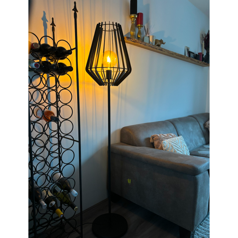 Detailweergave van de zwarte Tavola vloerlamp. Een moderne aanwinst die sfeer en elegantie toevoegt aan elke kamer.