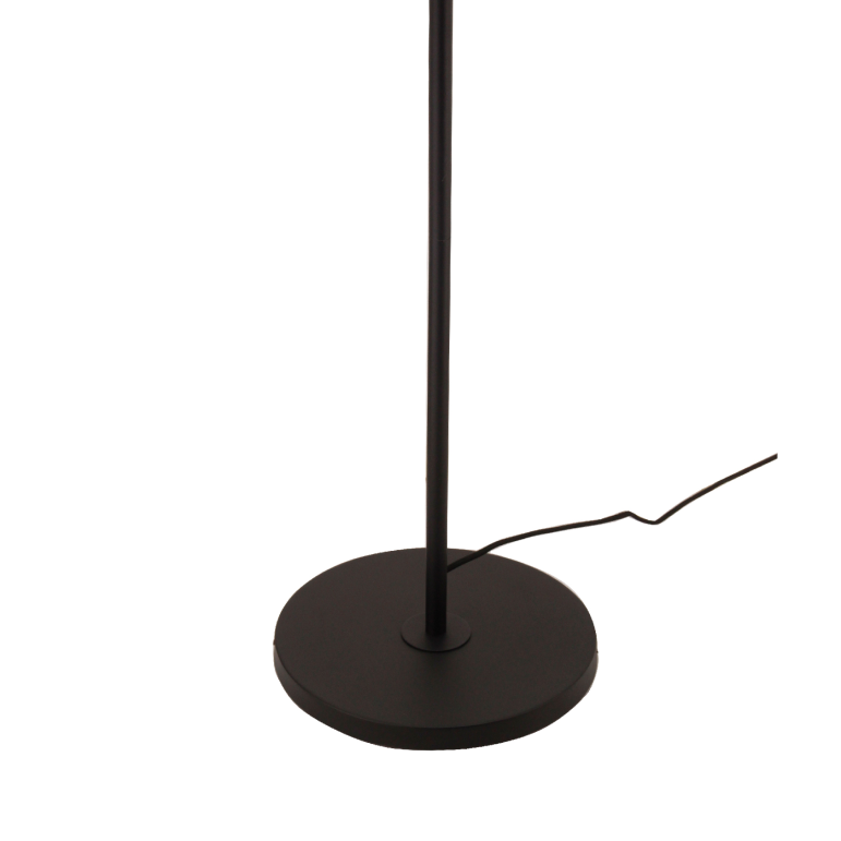 De zwarte Tavola vloerlamp is een moderne eyecatcher voor elk interieur. Perfect voor sfeervolle verlichtingshoeken.