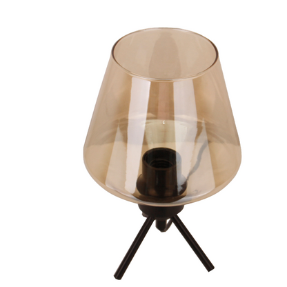 De zwarte tafellamp Tris met een landelijk design. Perfect voor een gezellige sfeer op je tafel of bureau.
