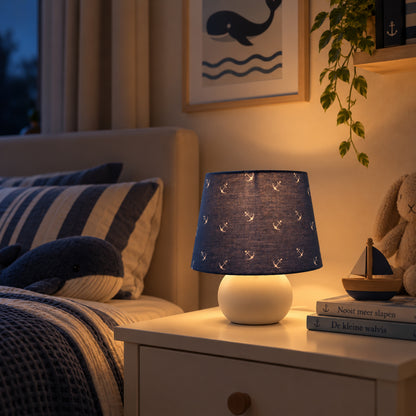 Met zijn moderne kleurencombinatie van blauw, wit en zand voegt de Anker tafellamp een frisse uitstraling toe aan elke kamer.