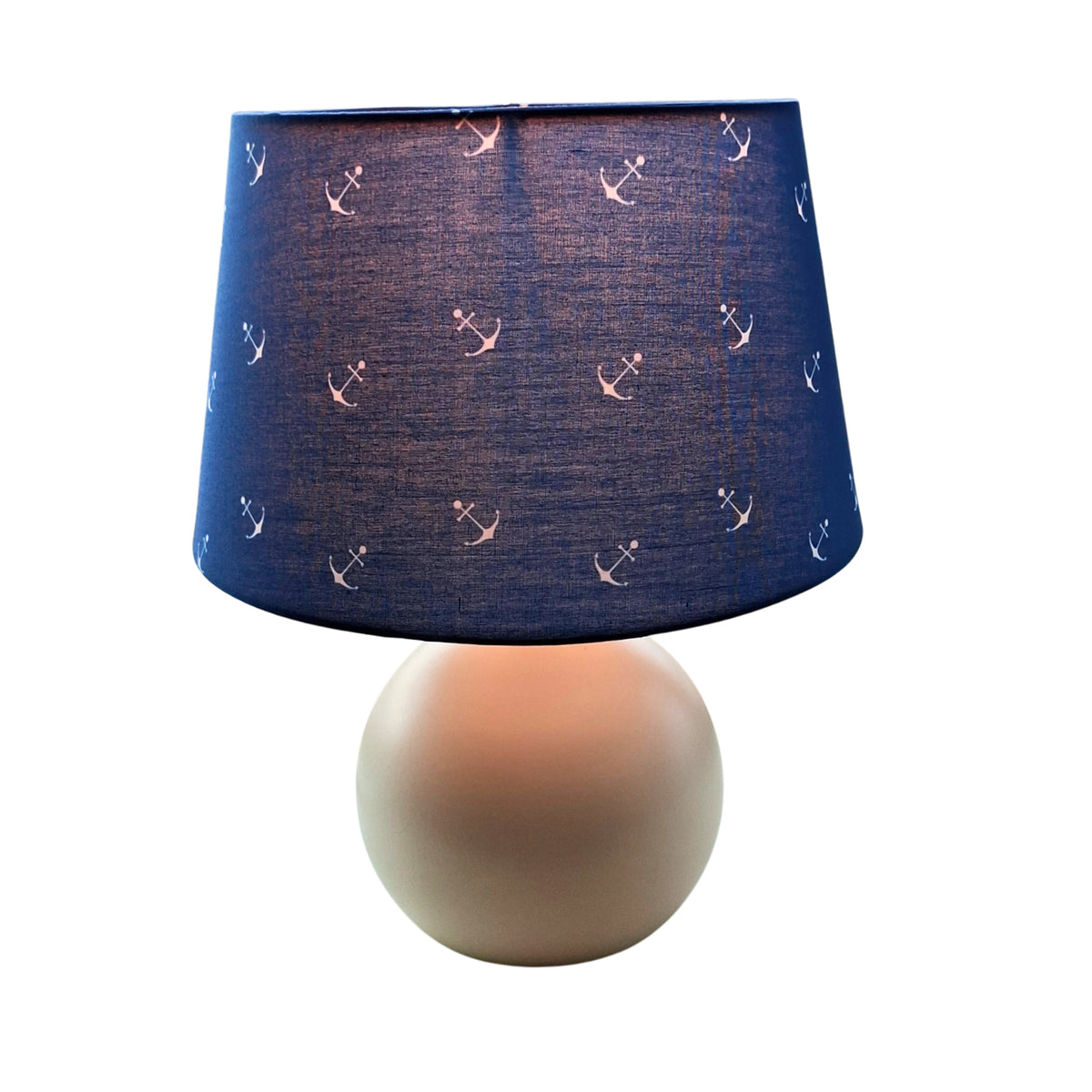 De Anker tafellamp in blauw, wit en zand brengt een frisse uitstraling in je interieur. Perfect voor een modern accent.